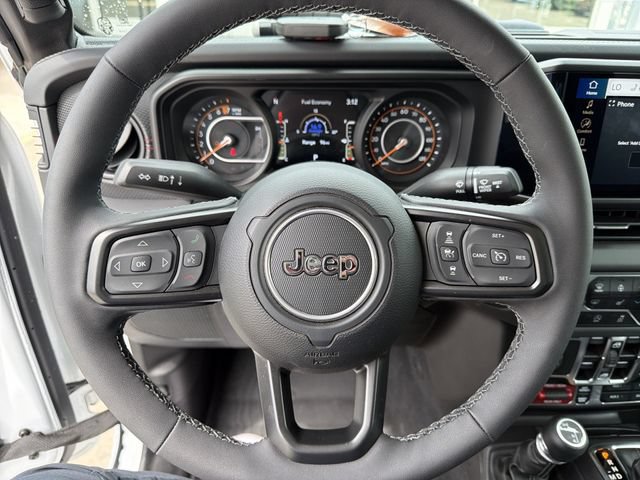 Used 2025 Jeep Gladiator Rubicon w/ Convenience Group AWD/4WD image 16