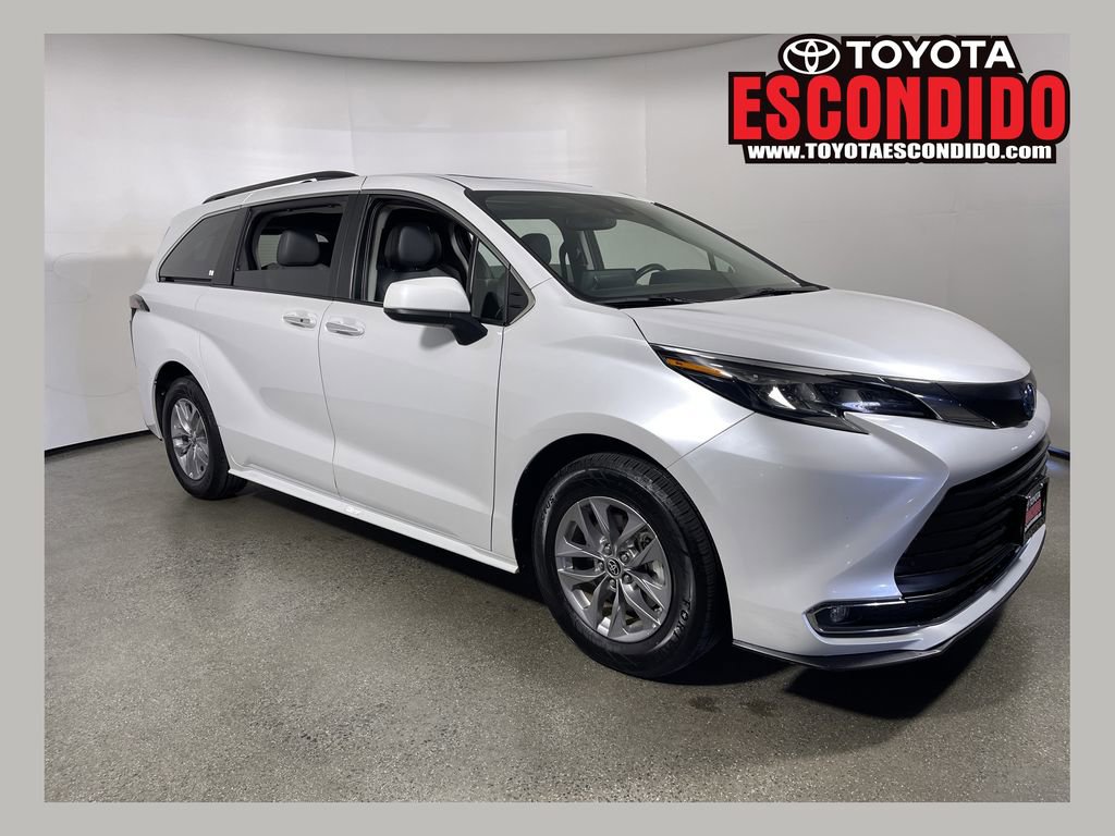 Certified 2024 Toyota Sienna XLE image 1