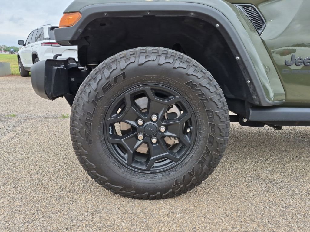 Used 2022 Jeep Gladiator Willys AWD/4WD image 7