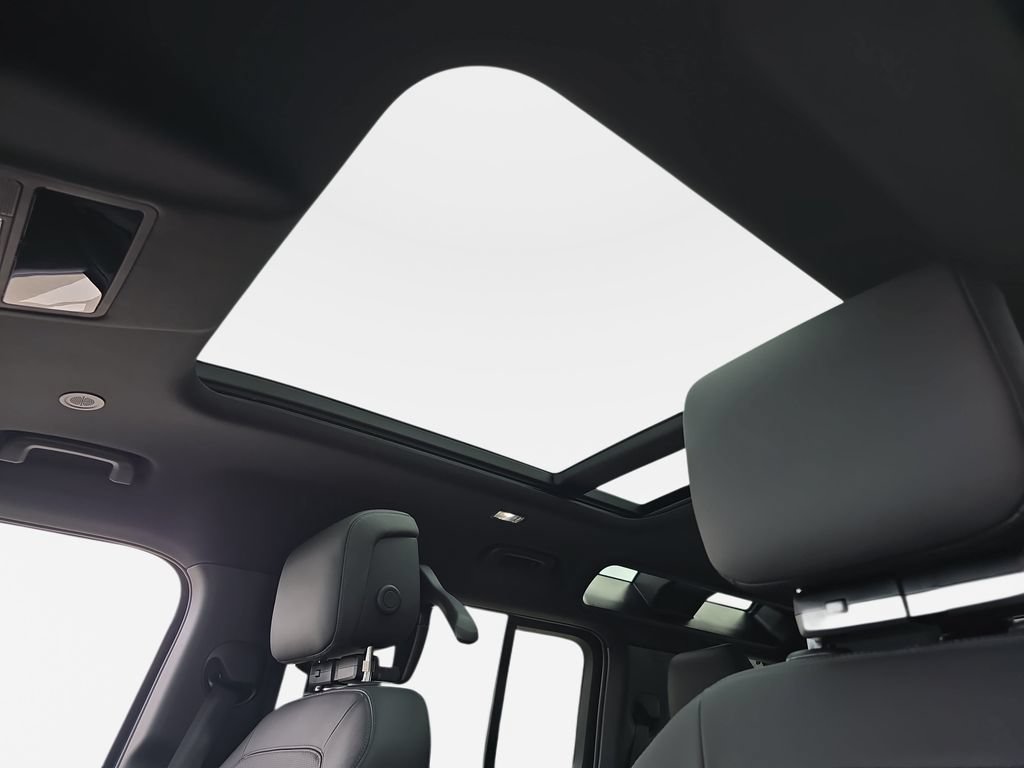 New 2026 Land Rover Defender 110 X-Dynamic SE AWD/4WD image 31