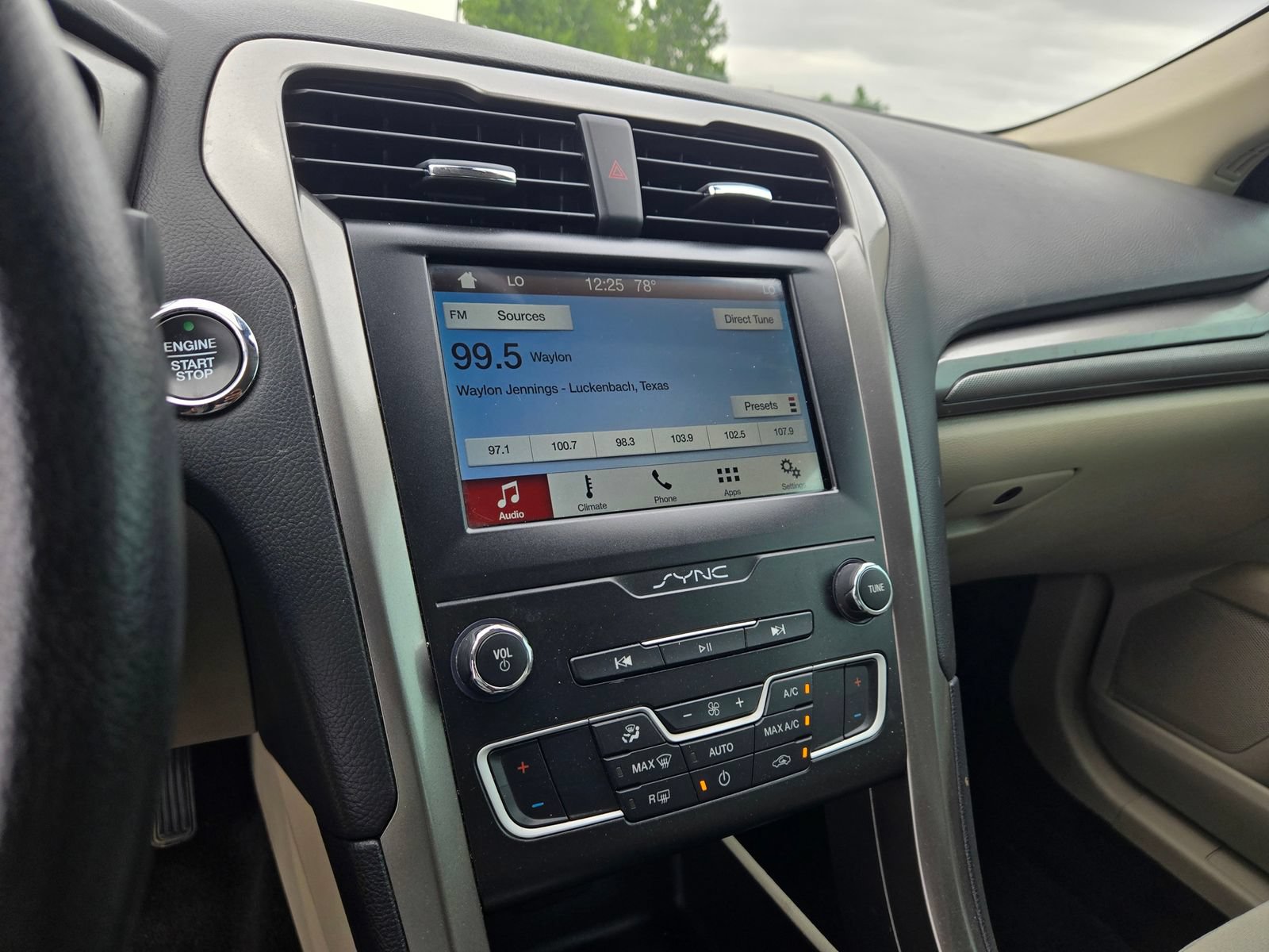 Used 2019 Ford Fusion SE FWD image 14