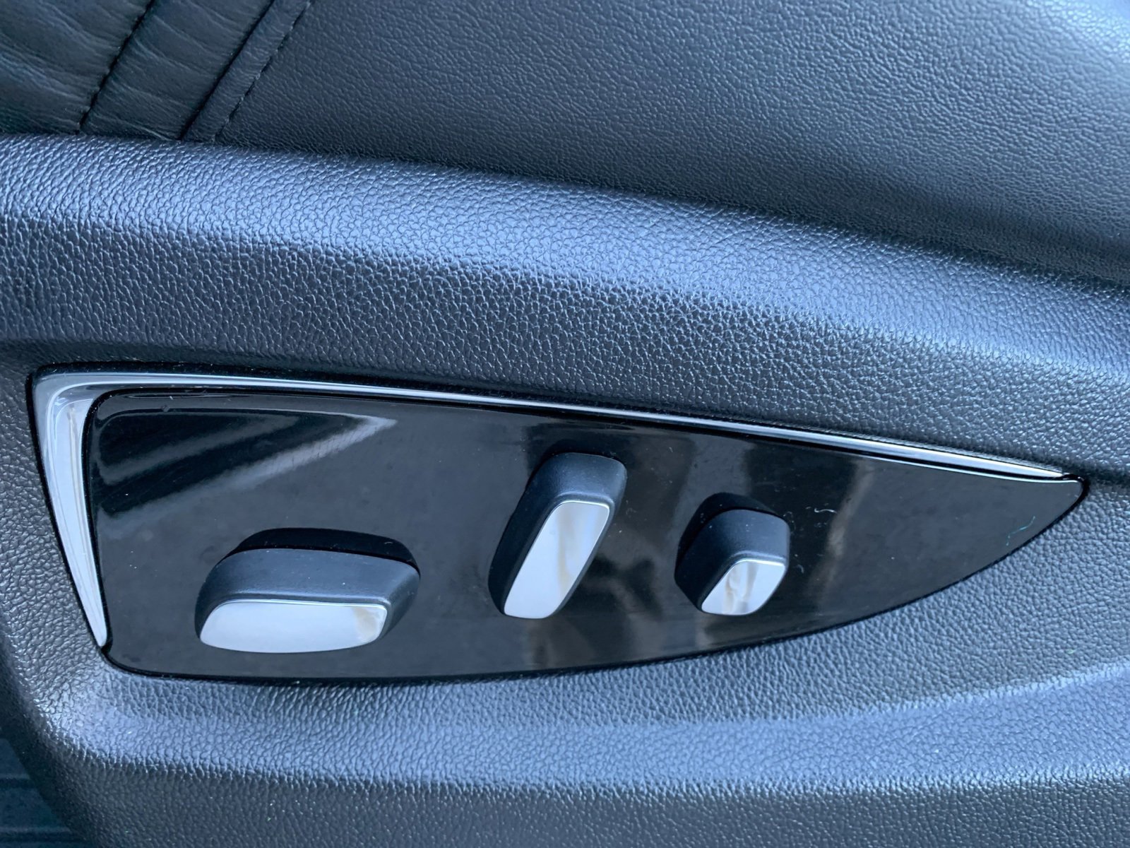 Used 2017 Cadillac Escalade ESV 4WD image 24