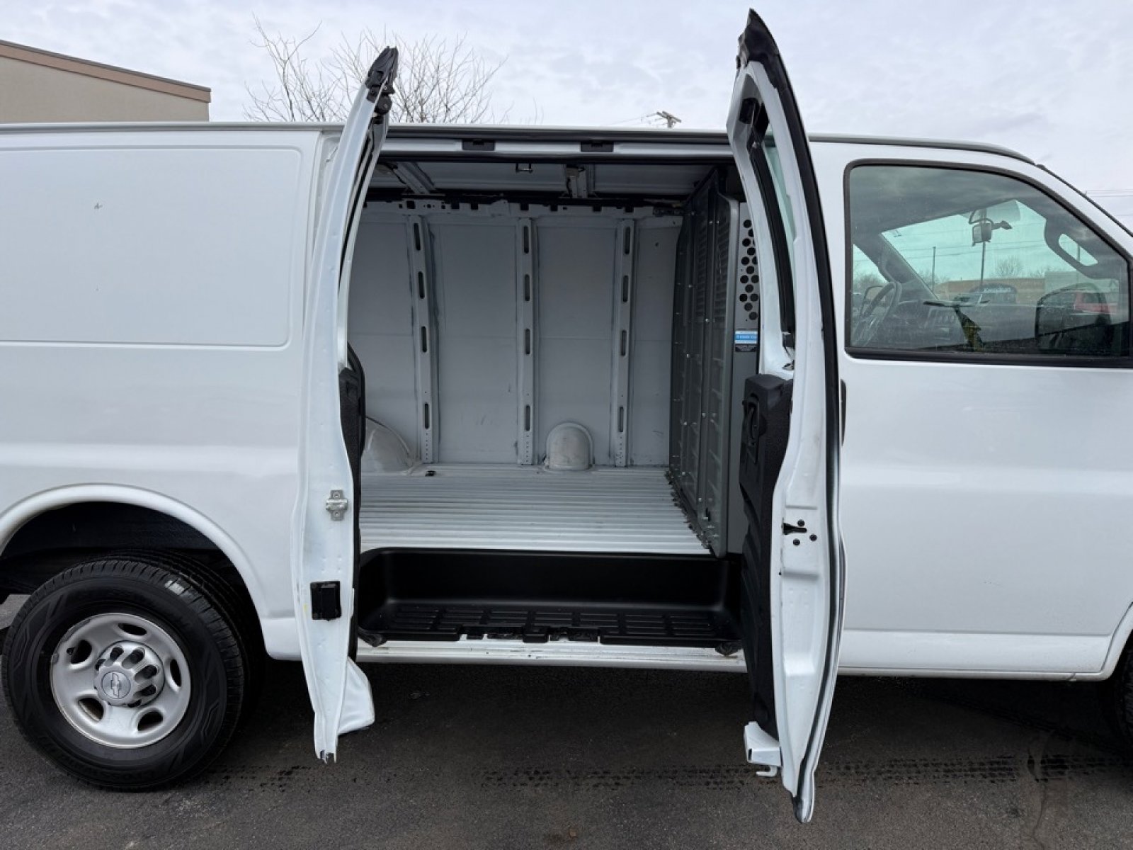 Used 2018 Chevrolet Express 2500 w/ Driver Convenience Package image 18