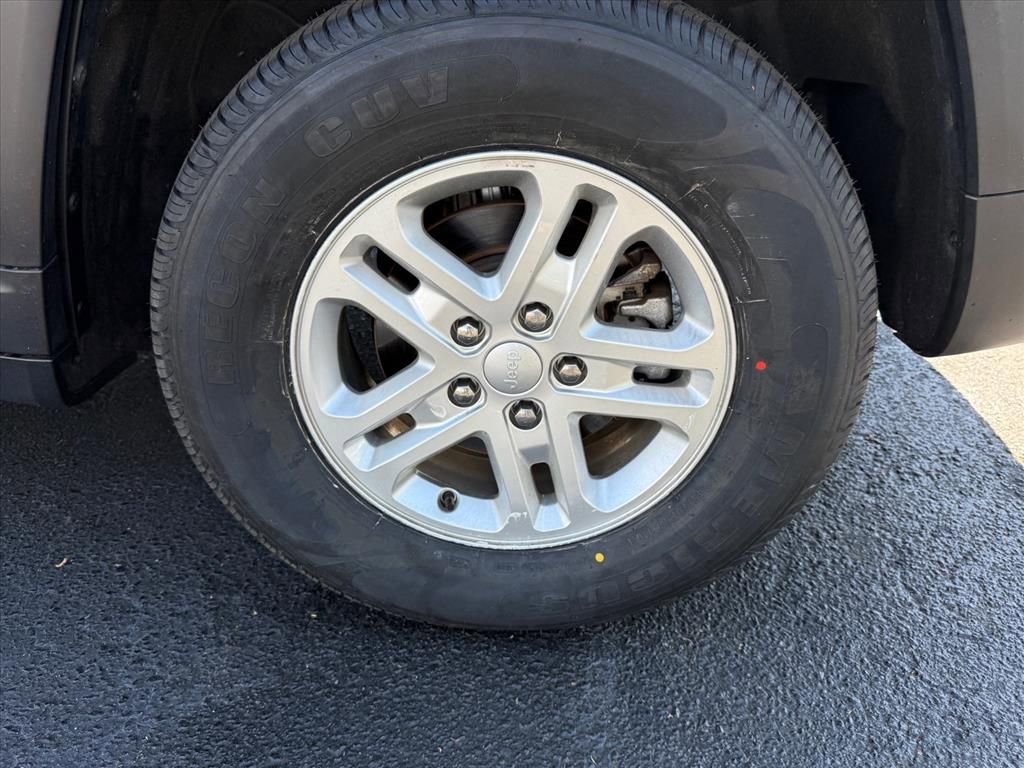 Used 2022 Jeep Grand Cherokee Laredo w/ Luxury Tech Group I image 14