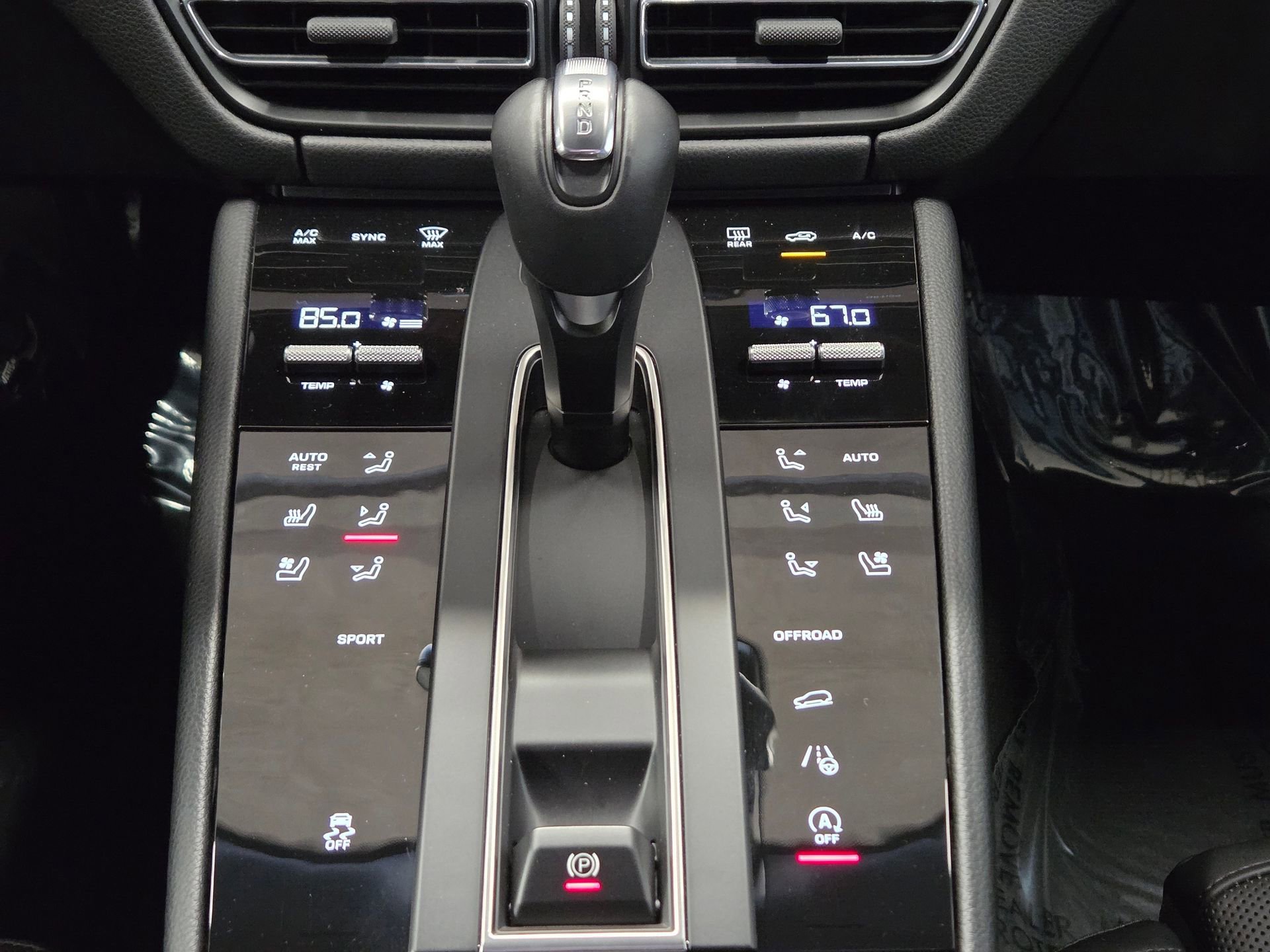 Certified 2025 Porsche Macan AWD/4WD image 22