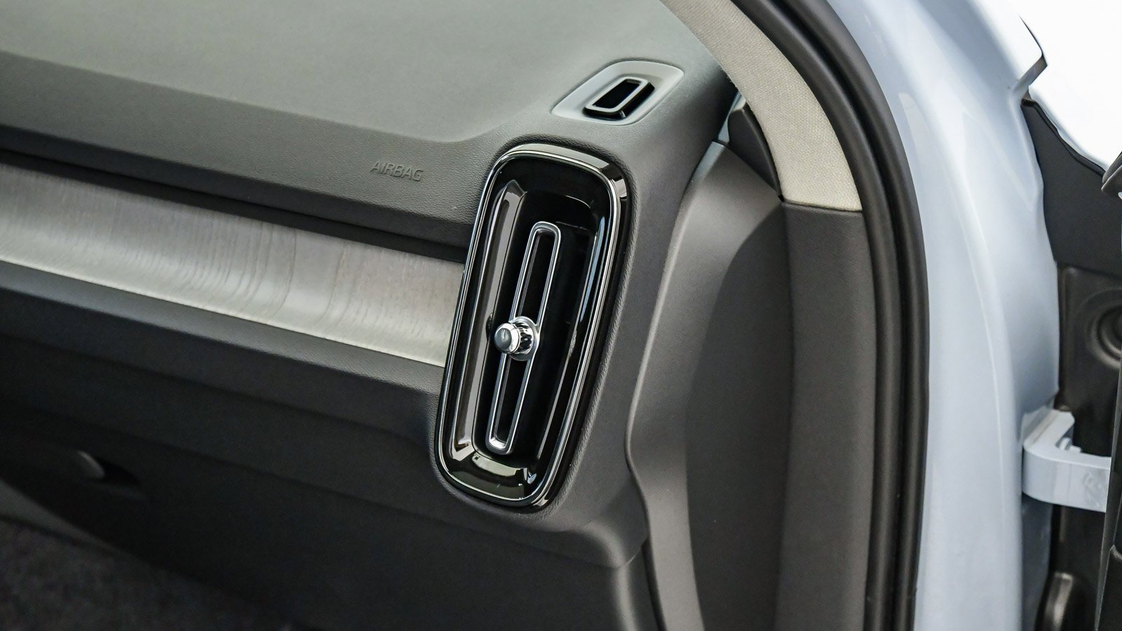 Certified 2025 Volvo XC40 B5 Ultra w/ Climate Package image 16