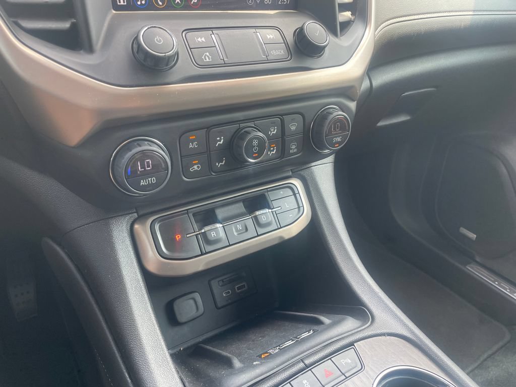 Used 2022 GMC Acadia Denali w/ Denali Ultimate Package FWD image 16