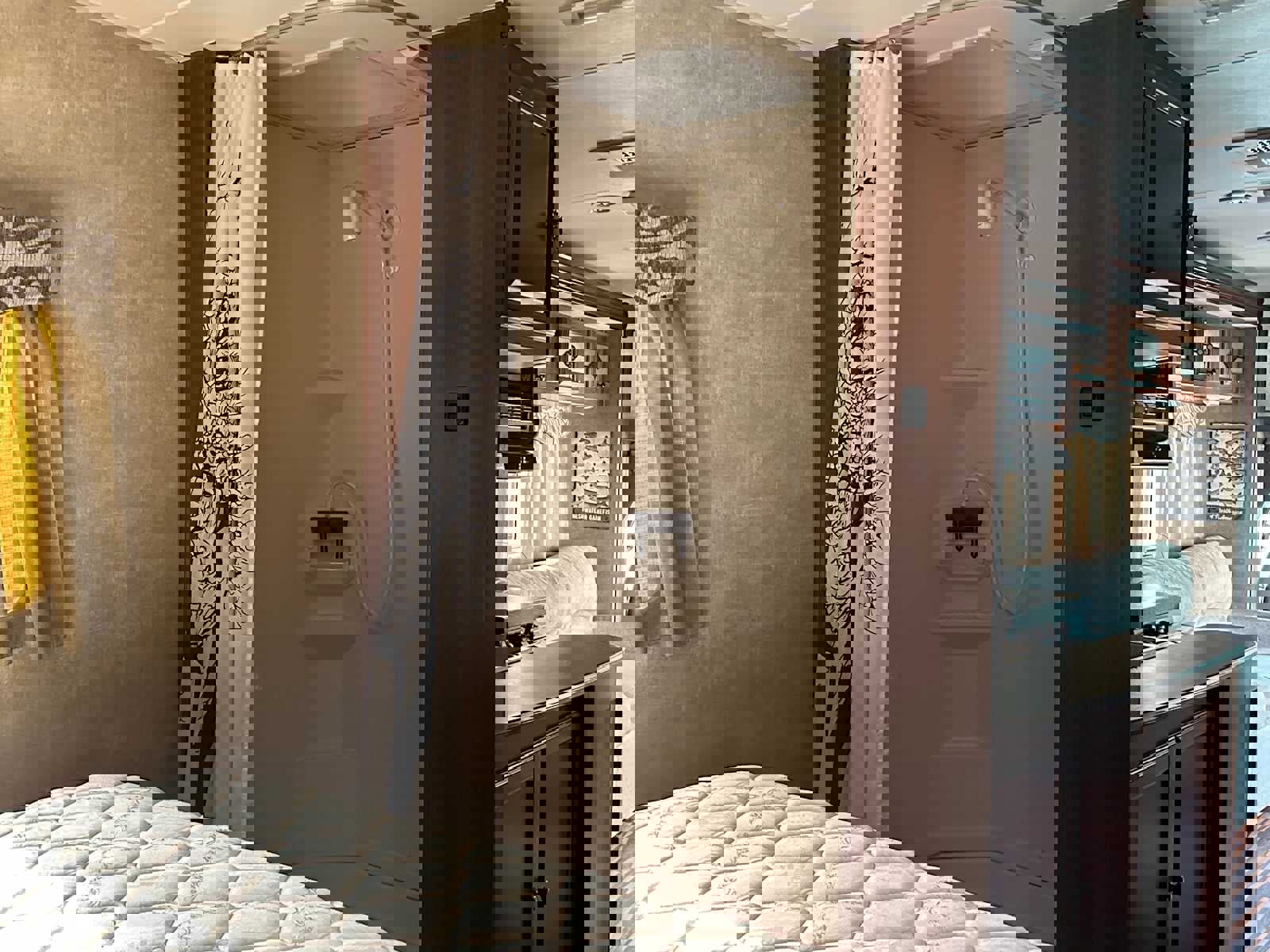 Used 2014 Chevrolet Express 4500 w/ RV Package image 24