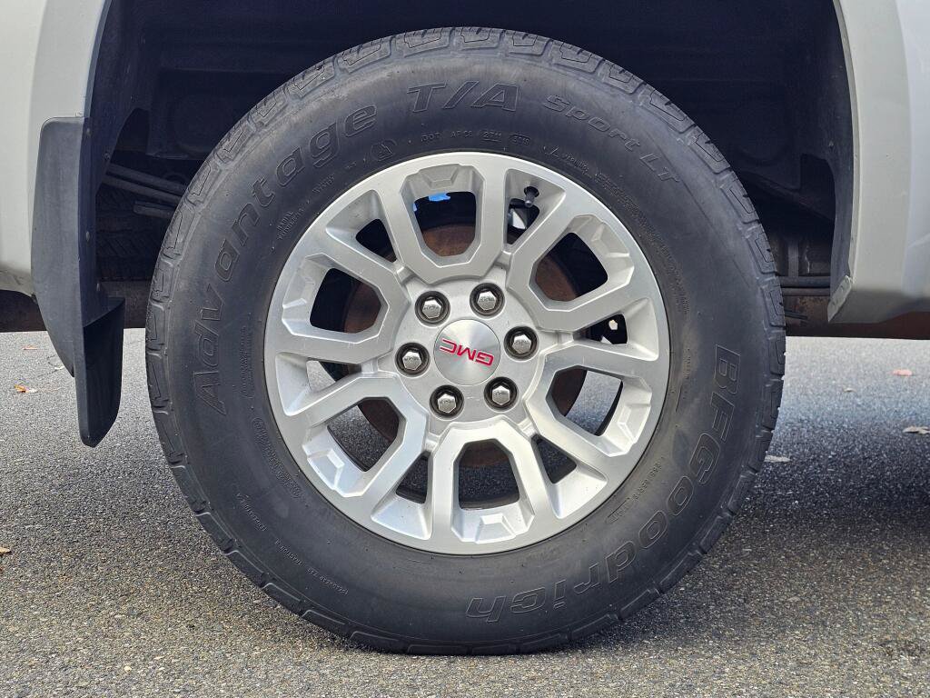 Used 2011 GMC Sierra 1500 SLT w/ Chrome Essentials Package AWD/4WD image 9