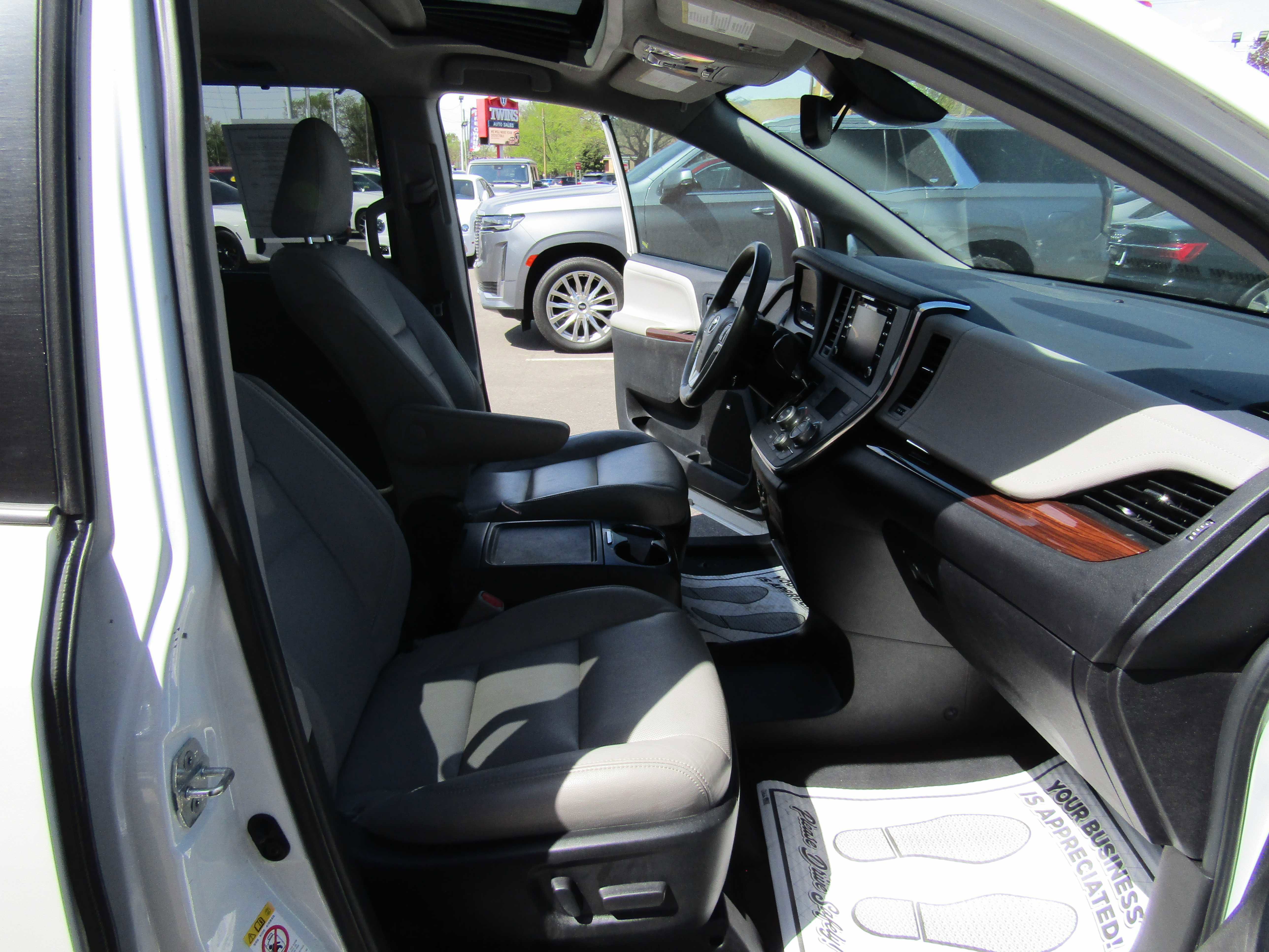 Used 2019 Toyota Sienna Limited FWD image 11