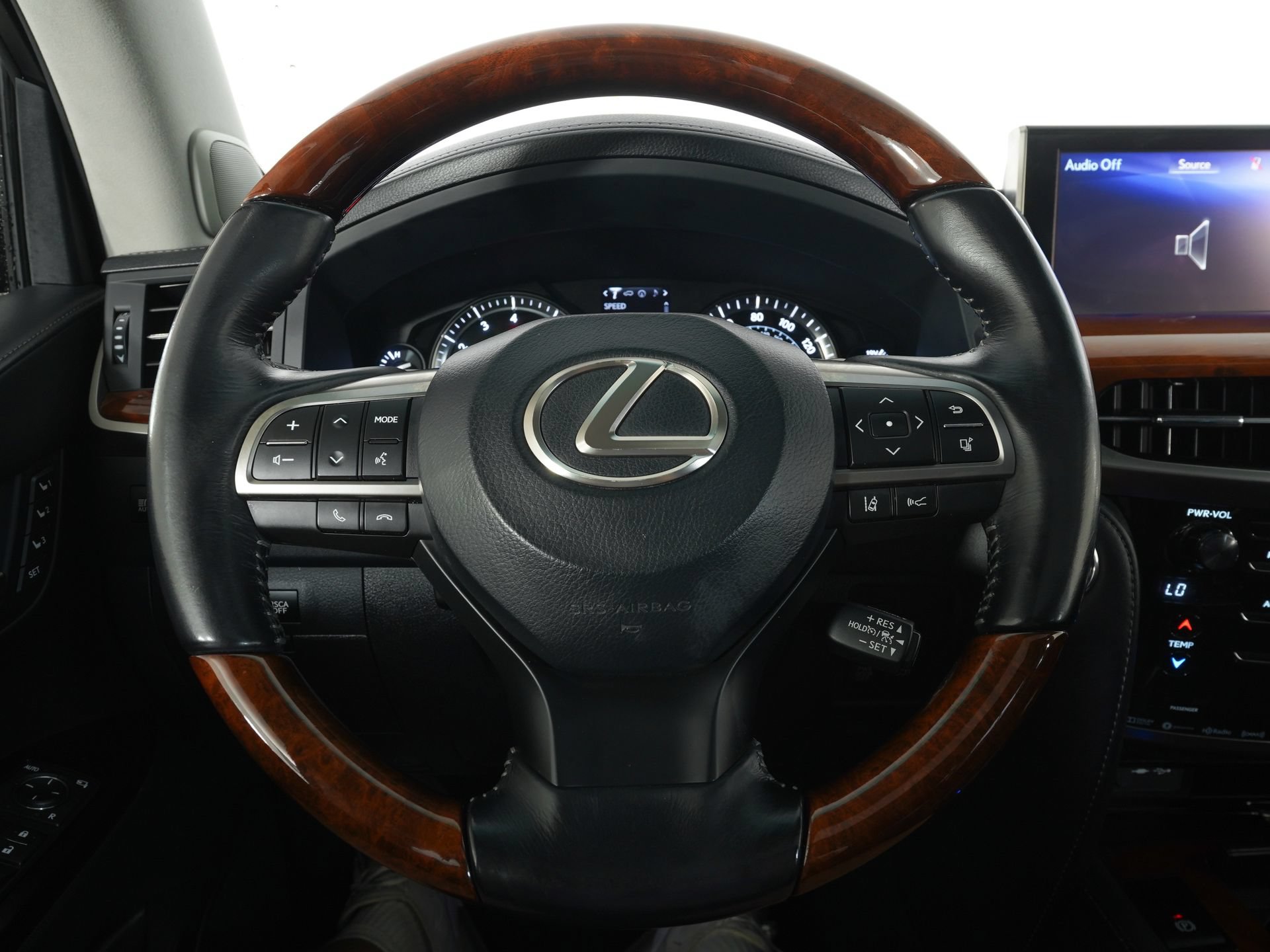 Used 2016 Lexus LX 570 4WD w/ Luxury Package image 18