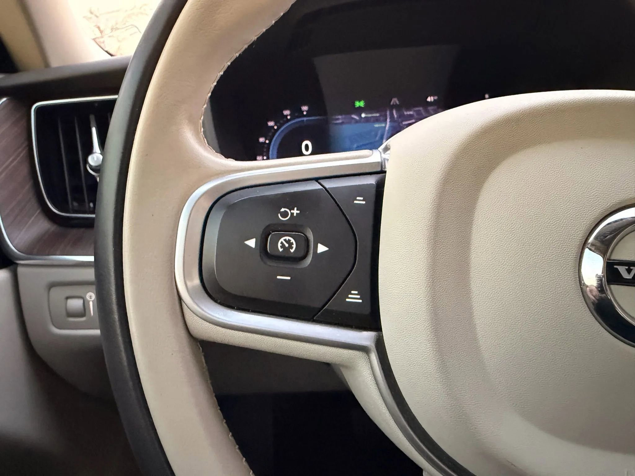 Used 2022 Volvo XC60 B5 Momentum AWD/4WD image 16