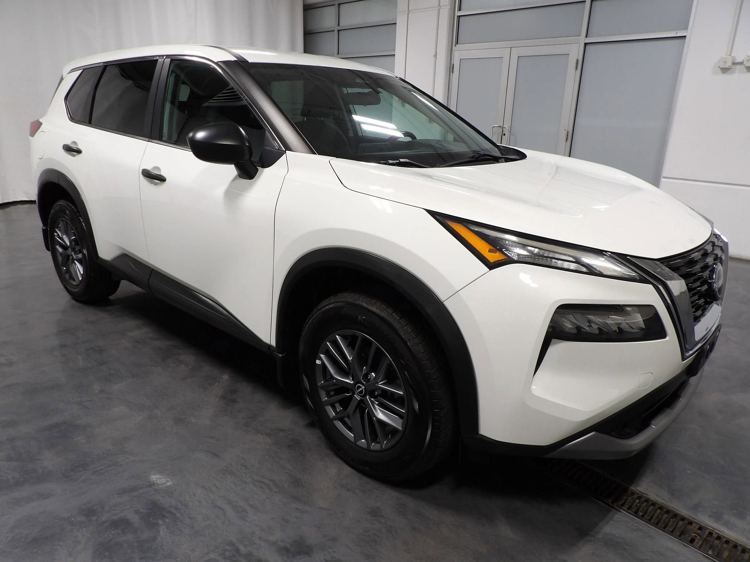 Used 2022 Nissan Rogue S AWD/4WD image 2