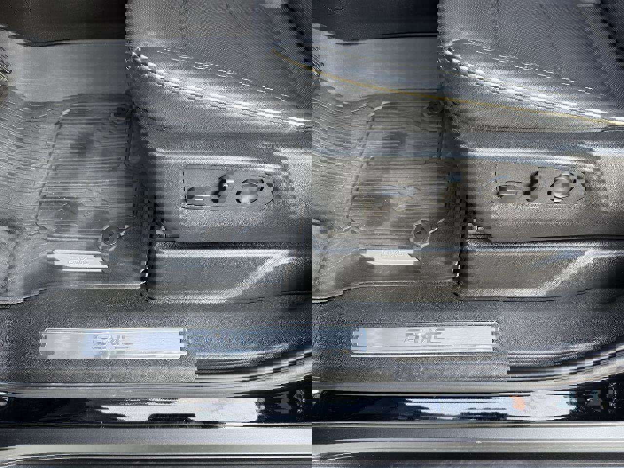 Used 2024 GMC Yukon SLT w/ SLT Luxury Package image 13