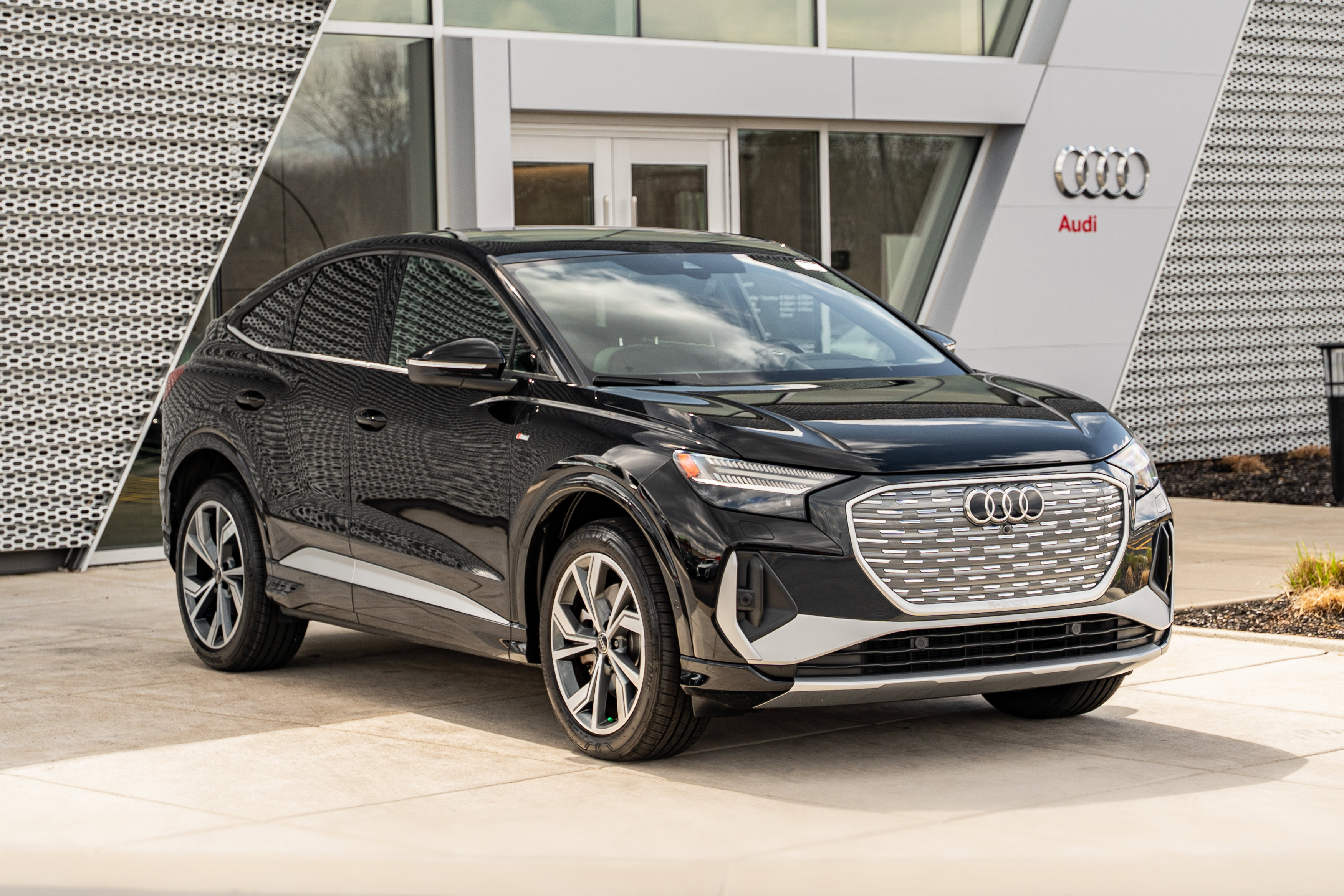 Certified 2023 Audi Q4 e-tron Prestige image 2