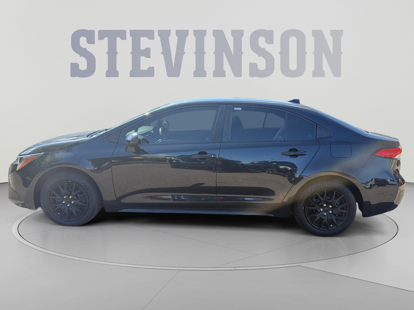 Used 2022 Toyota Corolla LE FWD image 2