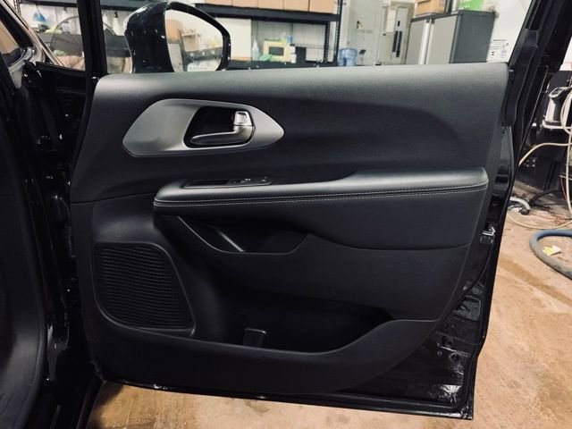 Certified 2025 Chrysler Pacifica Limited image 15