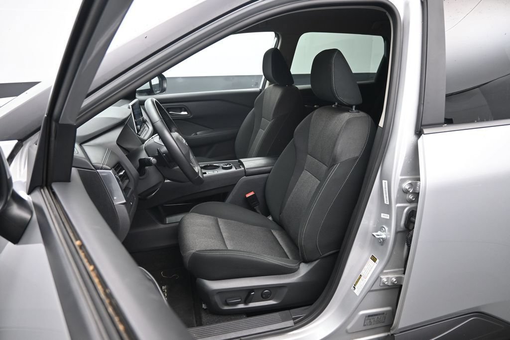 Used 2025 Nissan Rogue SV AWD/4WD image 19