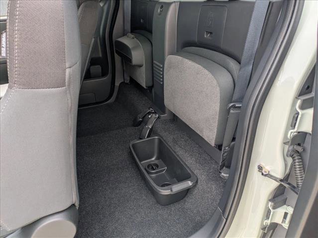 Used 2024 Nissan Frontier SV image 14