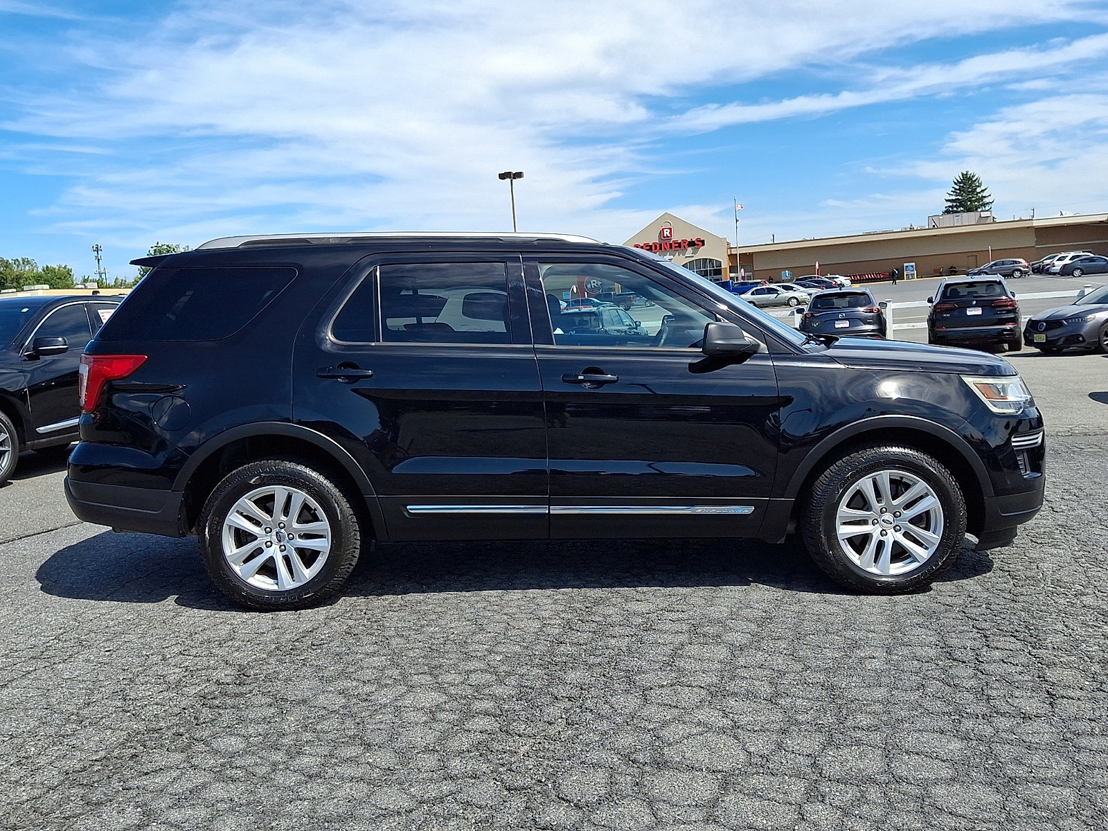 Used 2018 Ford Explorer XLT AWD/4WD image 7