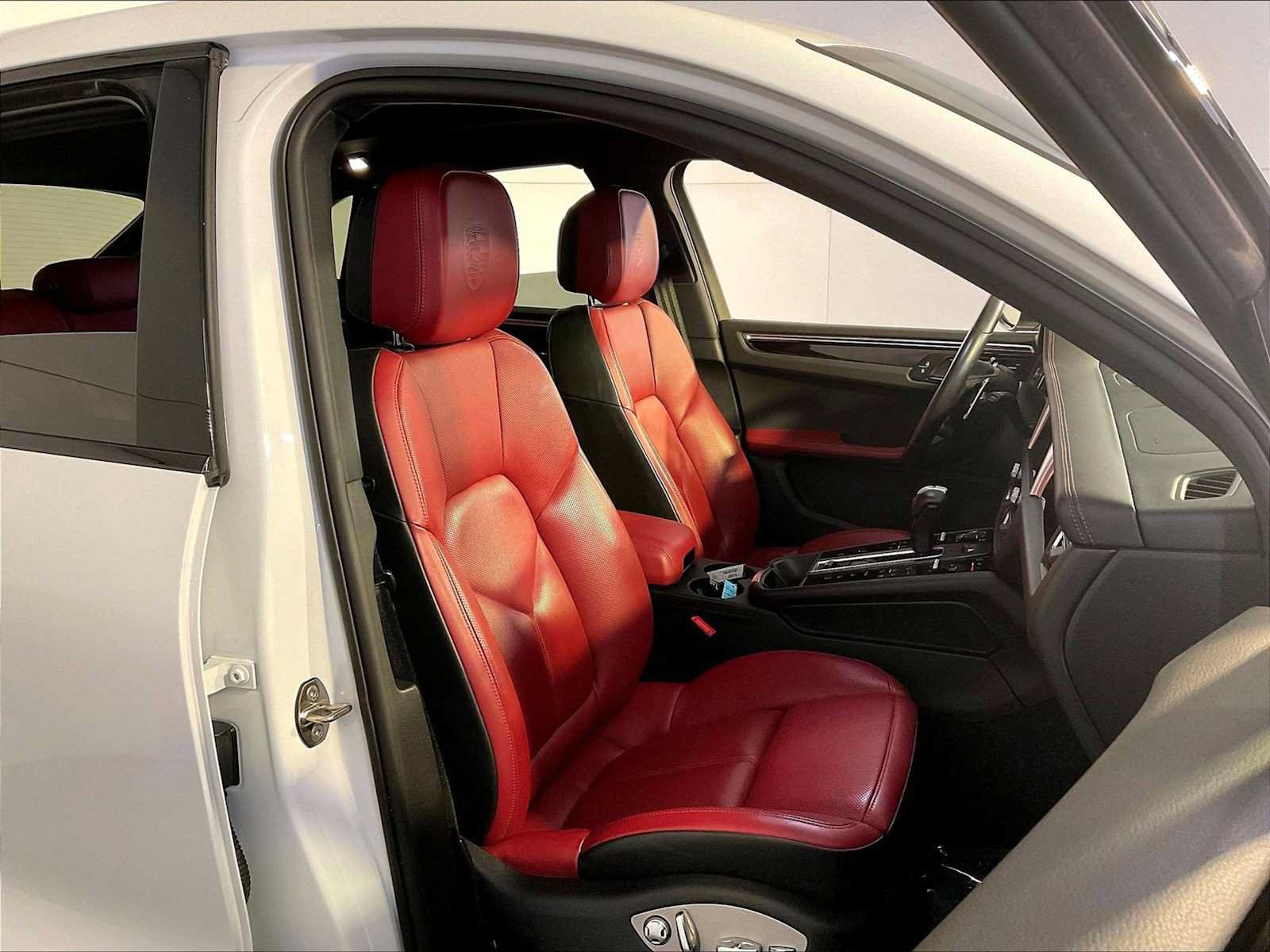 Certified 2023 Porsche Macan Turbo AWD/4WD image 18