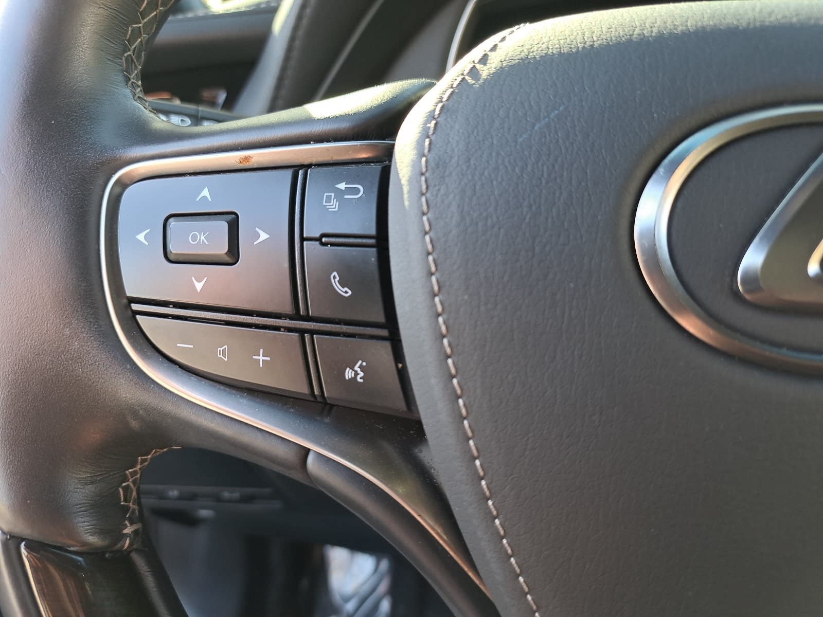 Used 2023 Lexus LS 500 w/ Interior Upgrade Package RWD image 19