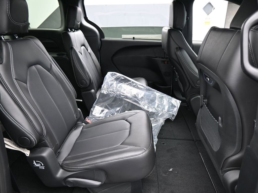 New 2026 Chrysler Pacifica Select w/ S Appearance Package image 38