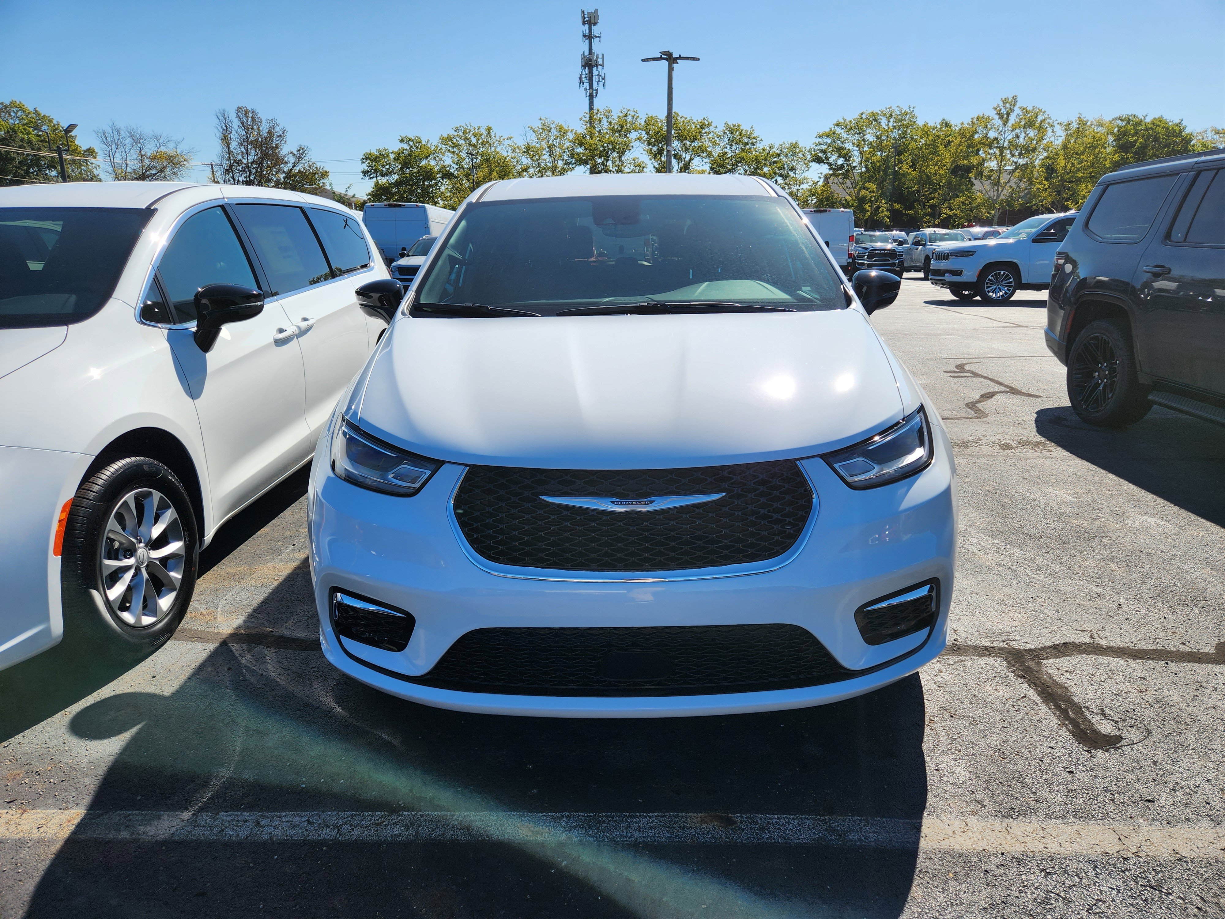 New 2026 Chrysler Pacifica Select image 4