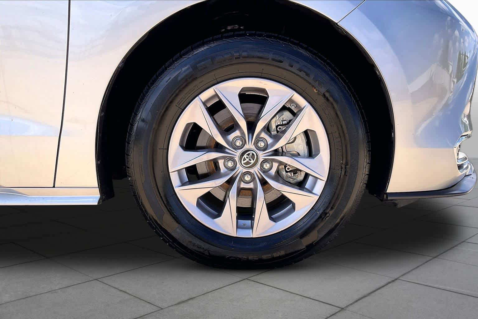 Used 2024 Toyota Sienna XLE FWD image 22