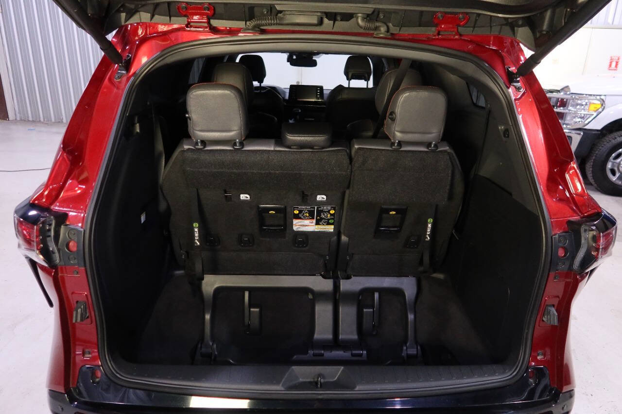 Used 2024 Toyota Sienna XSE image 27