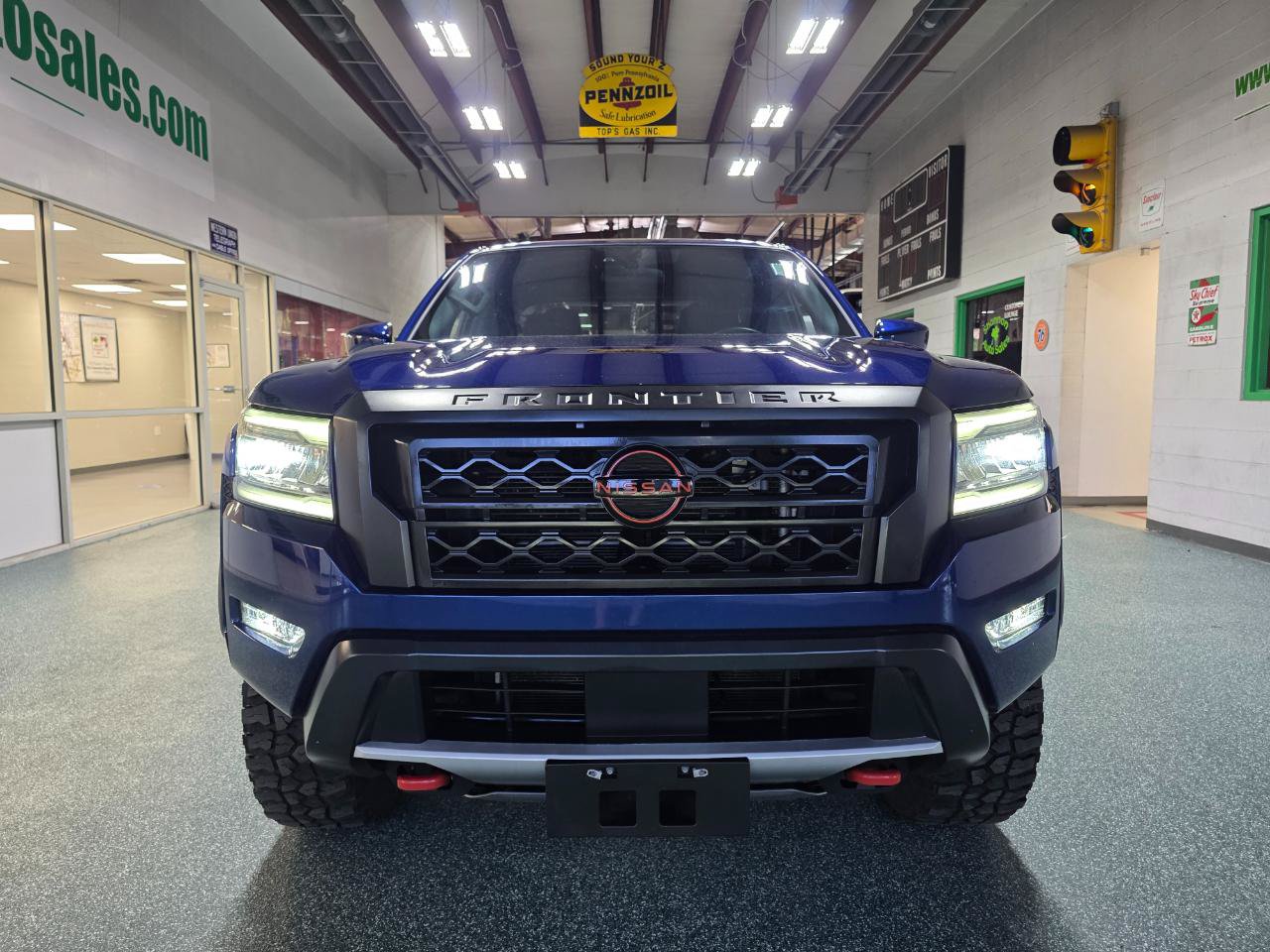 Used 2022 Nissan Frontier PRO-4X w/ Technology Package AWD/4WD image 3