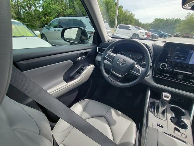 Used 2022 Toyota Highlander XLE image 7