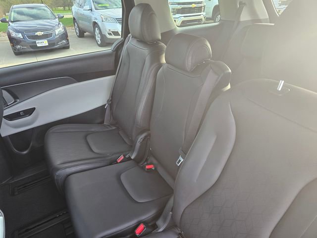 Used 2024 Kia Carnival LX FWD image 26