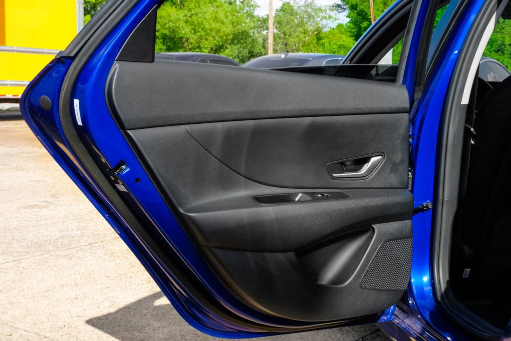 Used 2025 Hyundai Elantra SE image 44