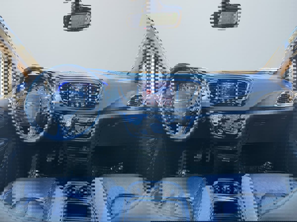 Used 2020 Chrysler Pacifica Touring-L image 10