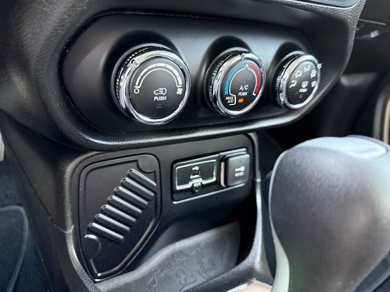 Used 2017 Jeep Renegade Sport w/ Power & Air Group image 28