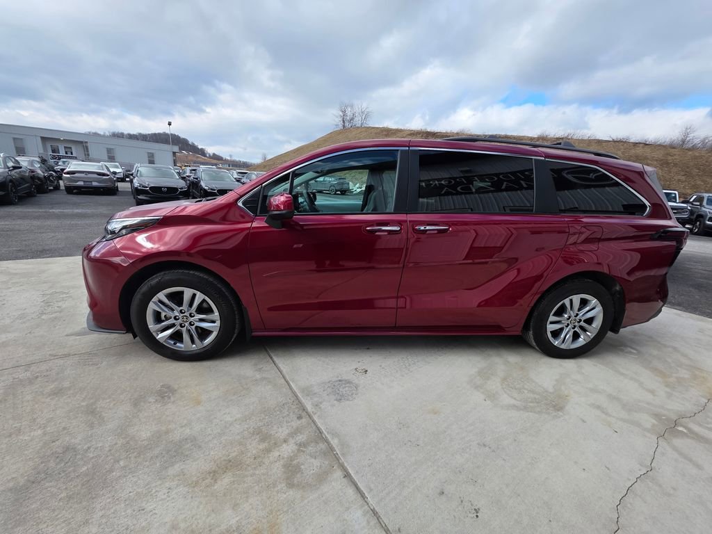 Used 2025 Toyota Sienna XLE w/ XLE Plus Package image 4