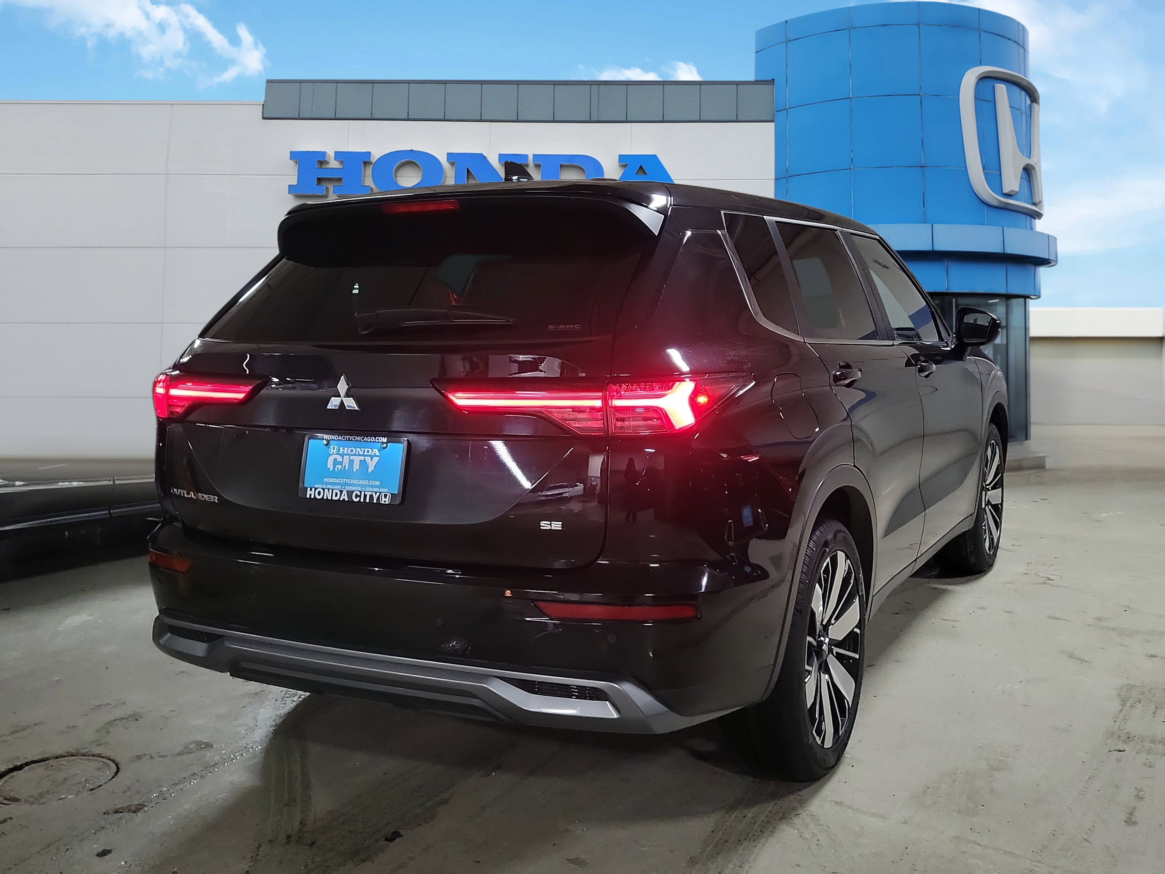 Used 2025 Mitsubishi Outlander SE image 5