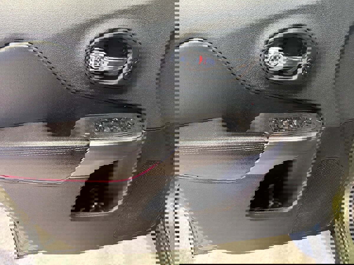 Used 2019 Jeep Cherokee Limited image 35