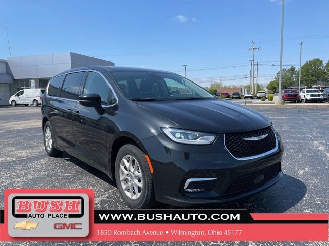 Used 2023 Chrysler Pacifica Touring-L FWD image 9