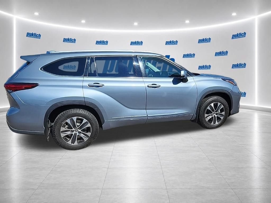 Used 2022 Toyota Highlander XLE AWD/4WD image 6