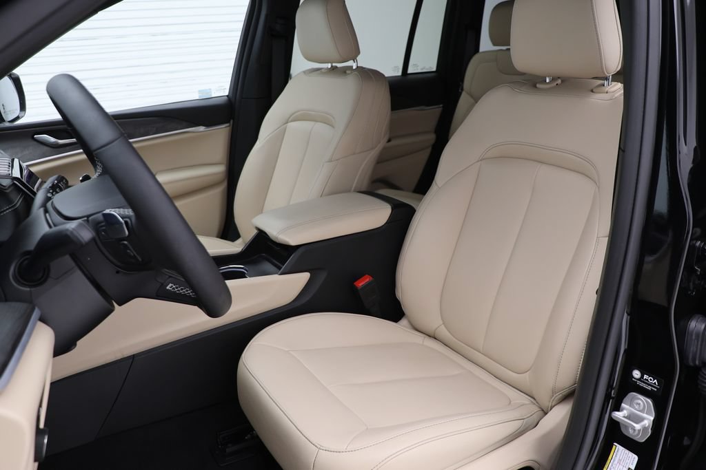Used 2025 Jeep Grand Cherokee Limited AWD/4WD image 16