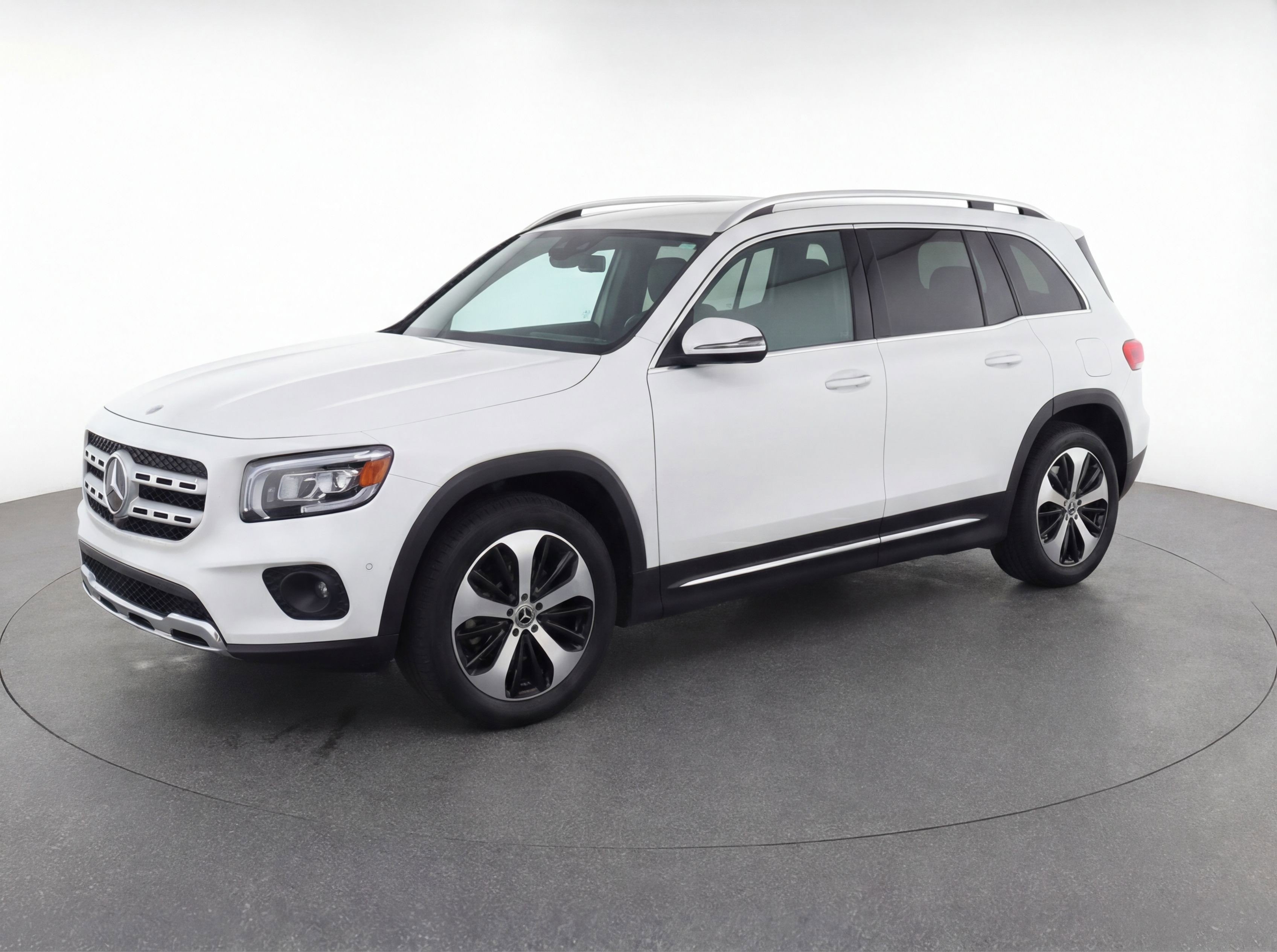 Used 2025 Mercedes-Benz GLB 250 4MATIC image 3