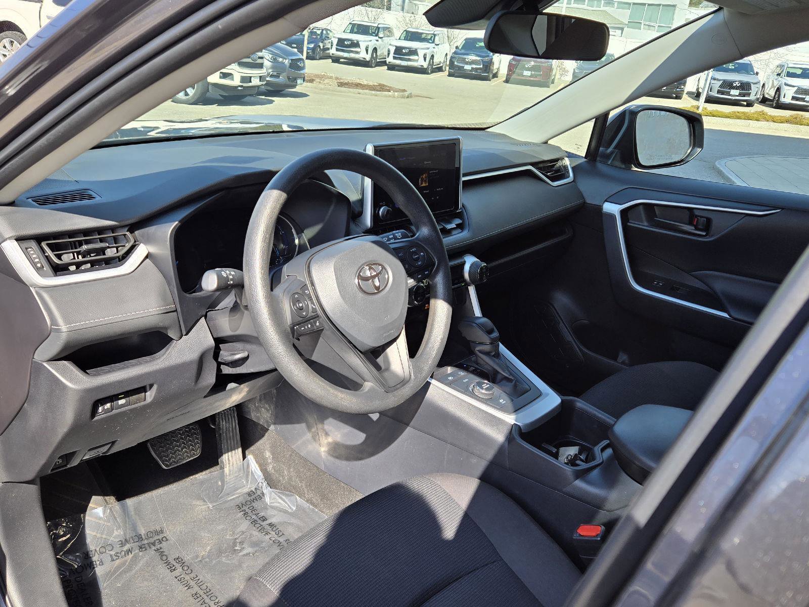 Used 2025 Toyota RAV4 LE AWD/4WD image 4