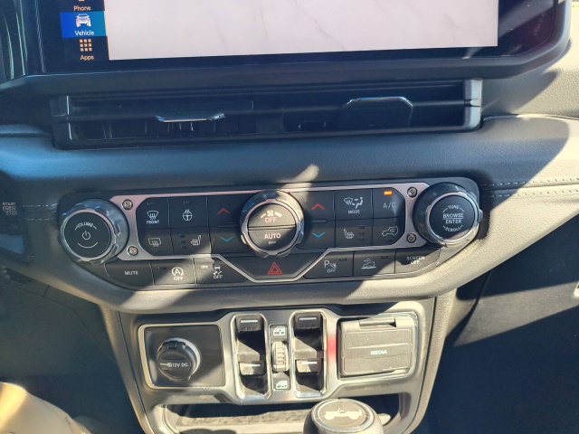 Used 2025 Jeep Wrangler Unlimited Sahara AWD/4WD image 28