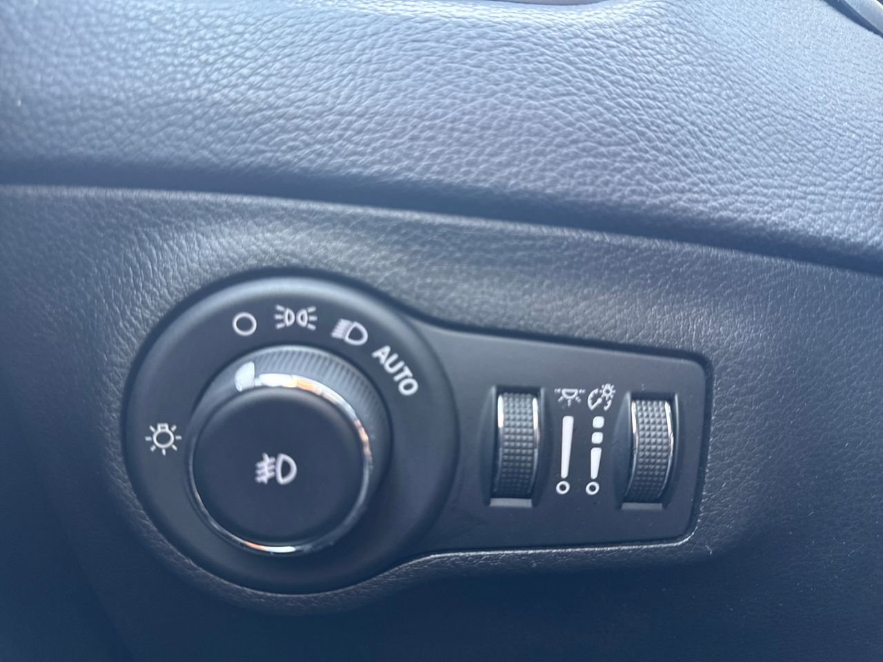 Used 2017 Jeep Compass Latitude w/ Popular Equipment Group image 30