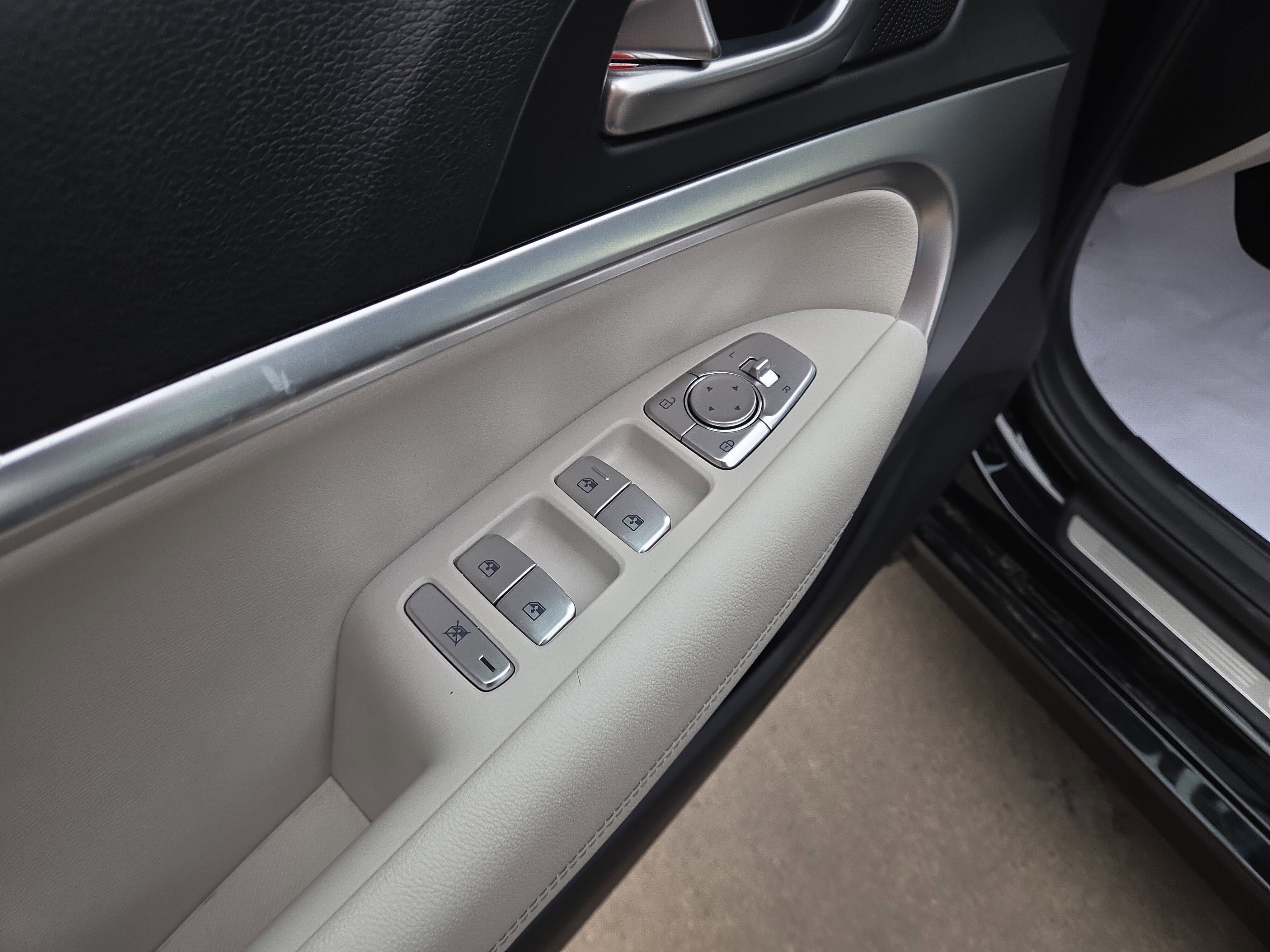 Used 2025 Genesis G70 2.5T image 16