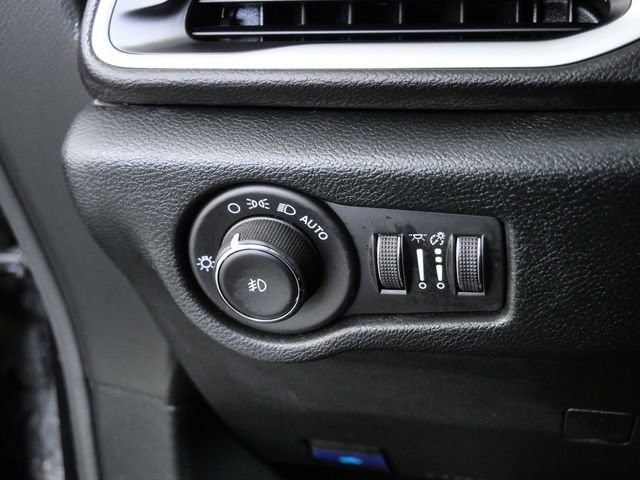 Used 2025 Chrysler Pacifica Select FWD image 23