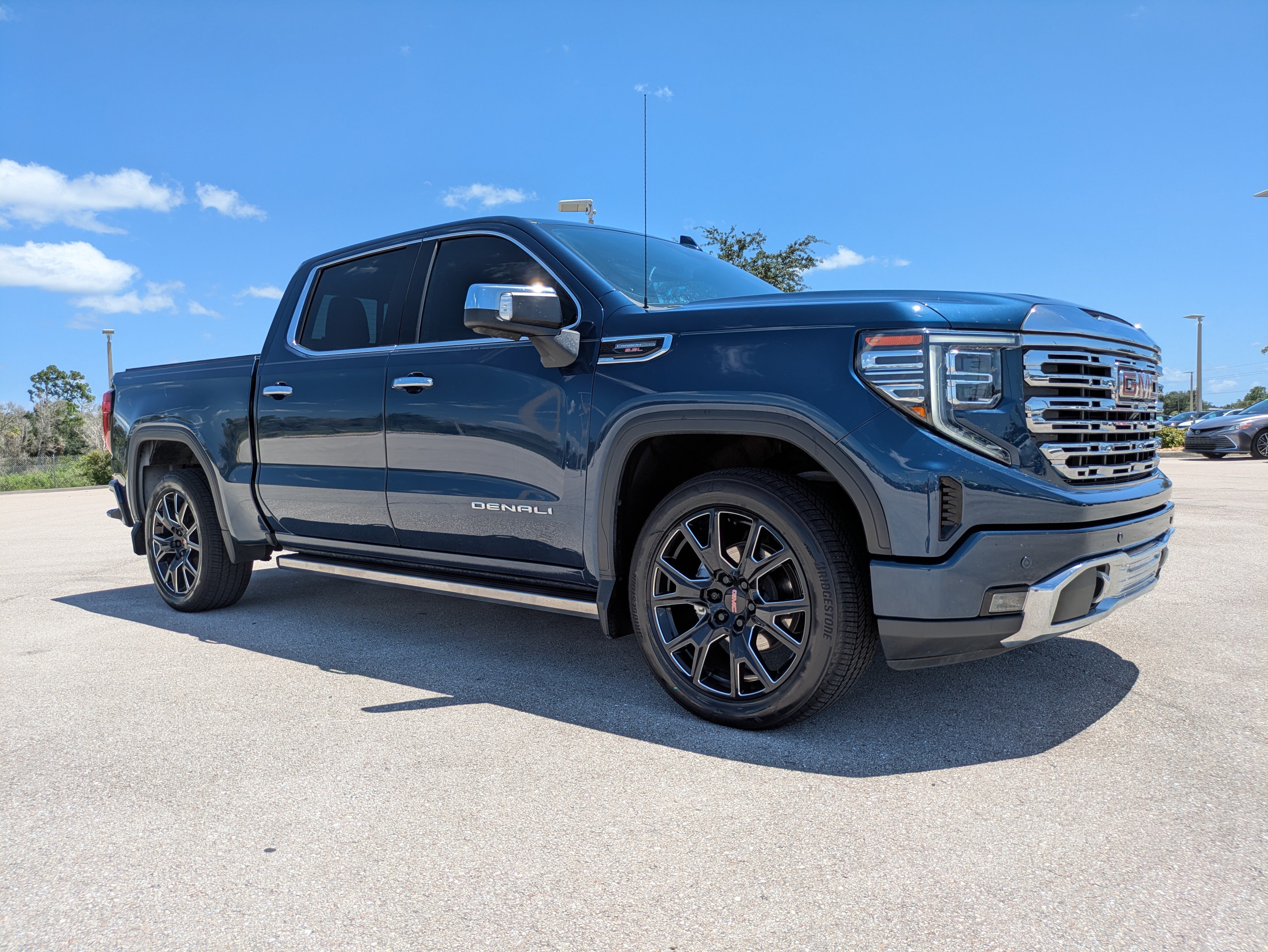 Used 2023 GMC Sierra 1500 Denali w/ Technology Package AWD/4WD image 2