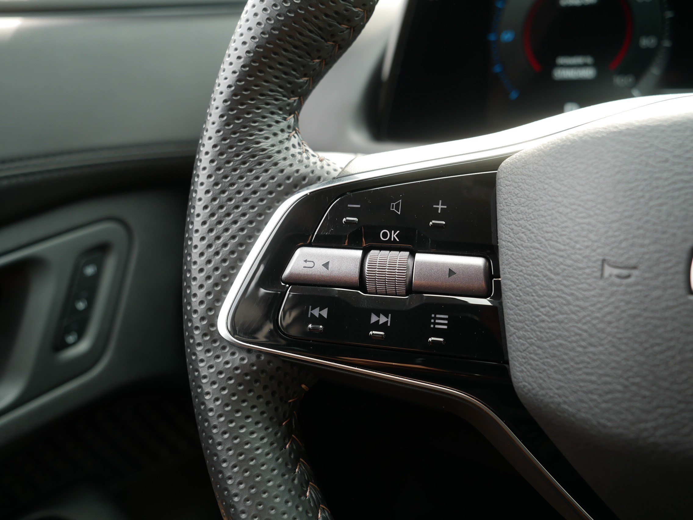 Certified 2024 Nissan Ariya AWD image 28